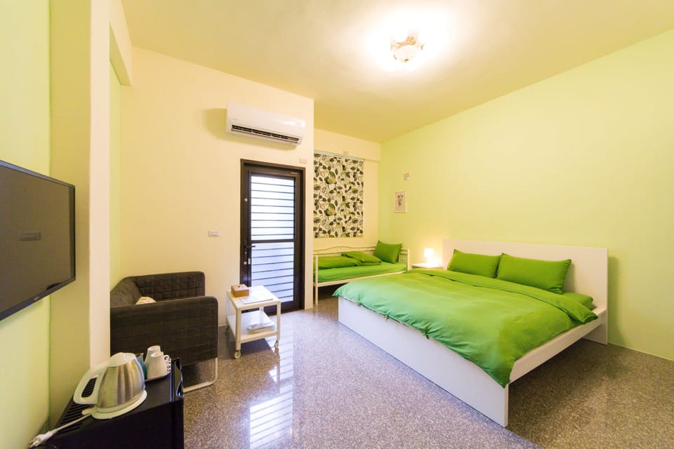 Triple Room (Green) | Down comforters, blackout drapes, cribs (free), WiFi (free)