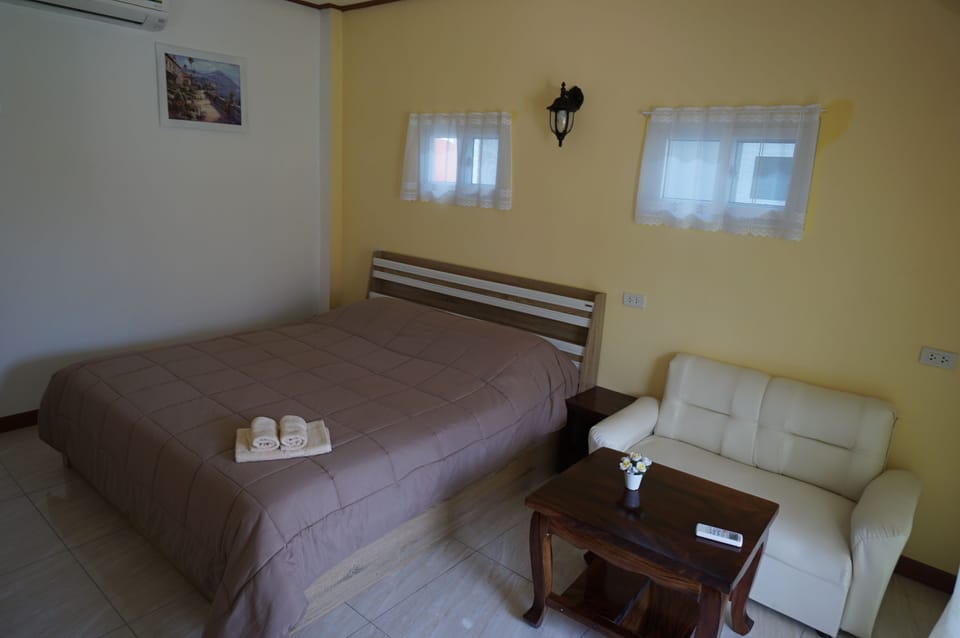 King Balcony | Desk, rollaway beds, free WiFi