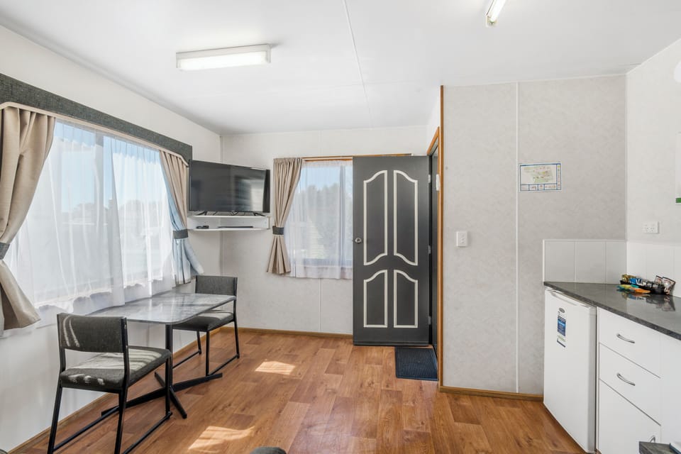 Standard 1 Bedroom Cabin | In-room dining