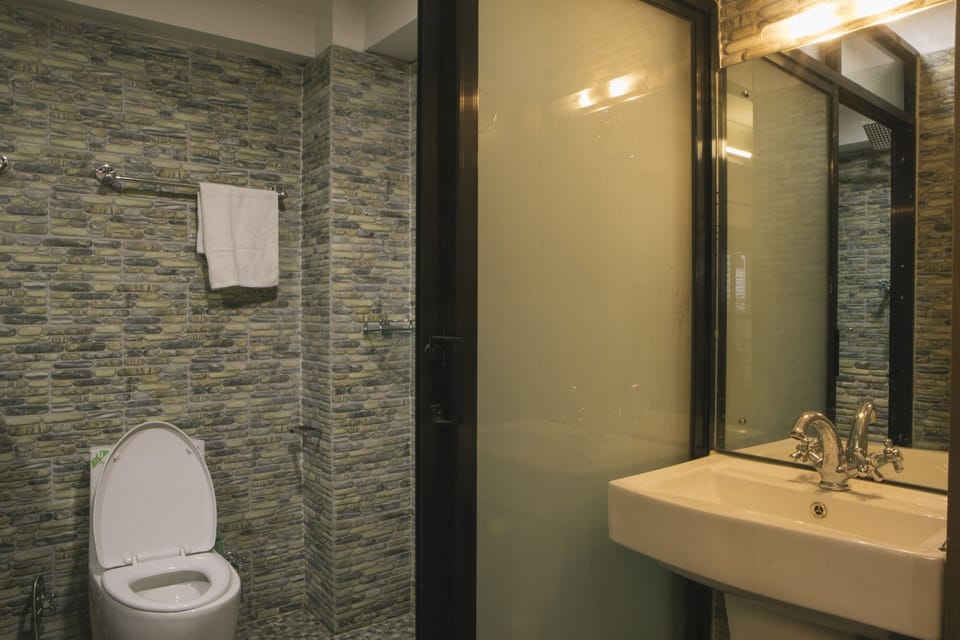 Superior Deluxe Room | Bathroom | Shower, free toiletries, hair dryer, slippers