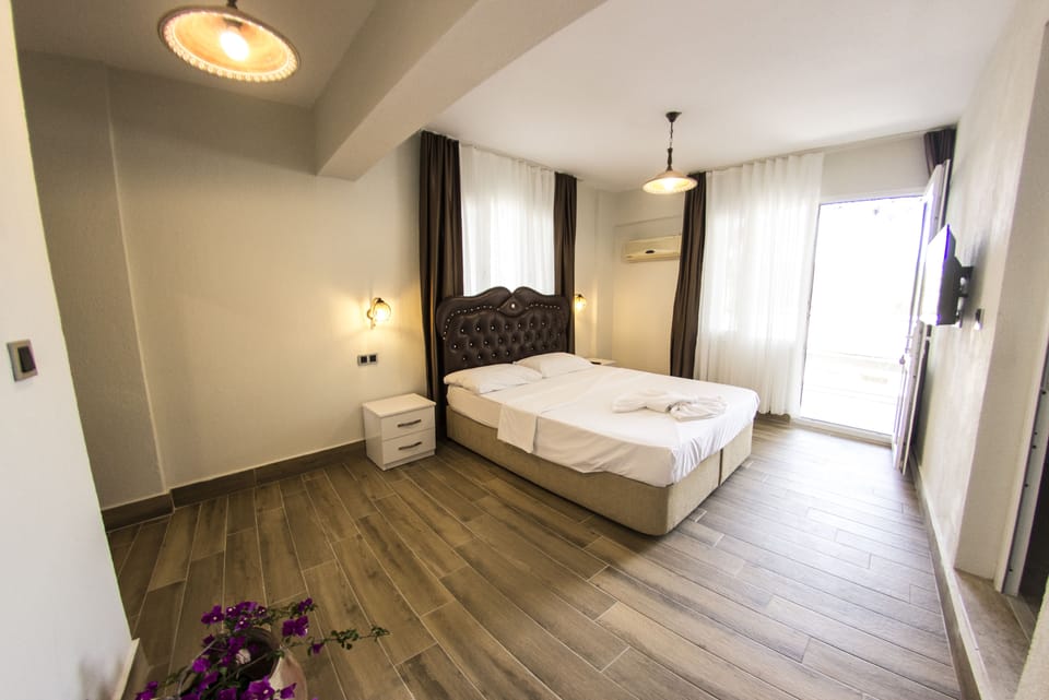 Comfort Double Room | Premium bedding, WiFi (free), bed sheets