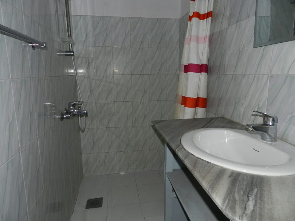 Shower, free toiletries, towels