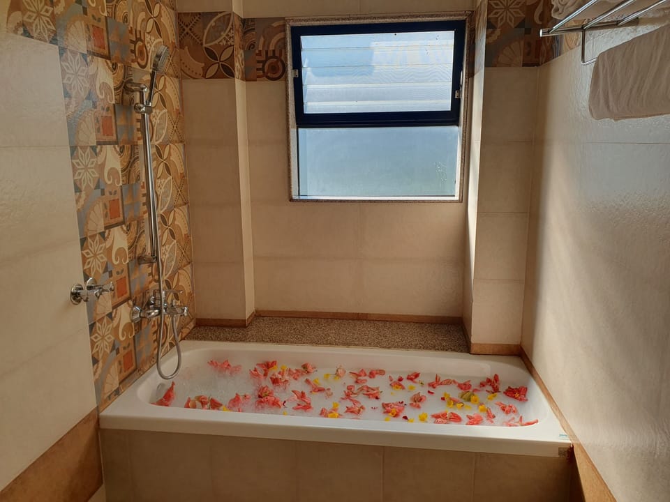 Suite | Bathroom | Separate tub and shower, jetted tub, free toiletries, towels