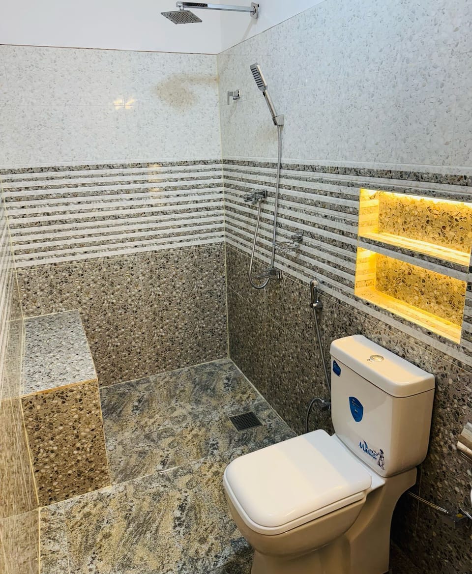 Deluxe Double Room, Balcony | Bathroom | Shower, free toiletries, bidet, towels