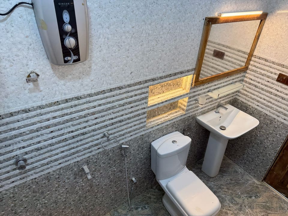 Deluxe Double Room, Balcony | Bathroom | Shower, free toiletries, bidet, towels