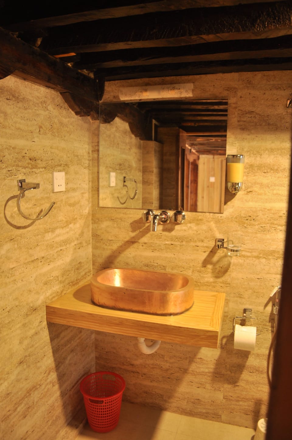 Executive Penthouse, Courtyard View | Bathroom | Shower, free toiletries, slippers, towels
