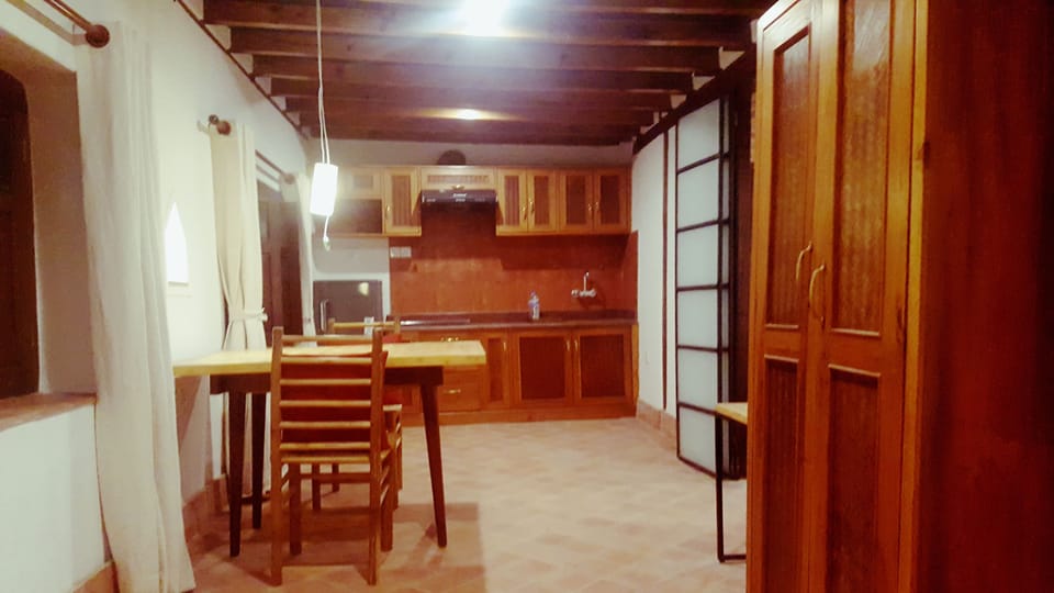 Executive Penthouse, Courtyard View | In-room dining