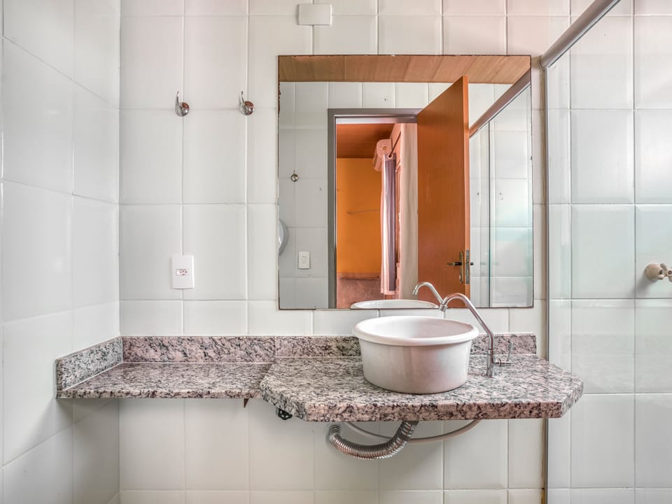 Shower, rainfall showerhead, free toiletries, towels