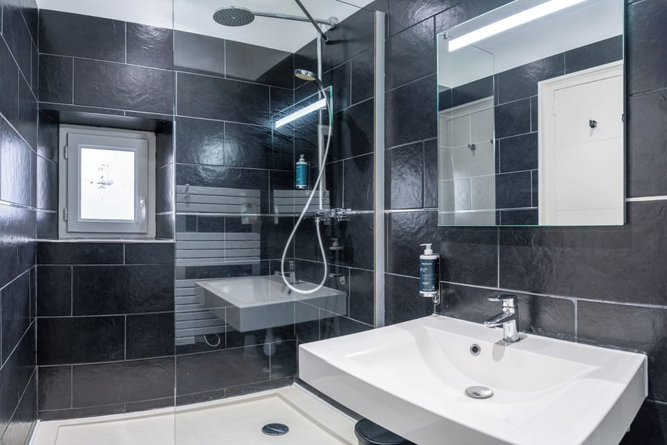 Quadruple Room | Bathroom | Free toiletries, hair dryer, towels, soap