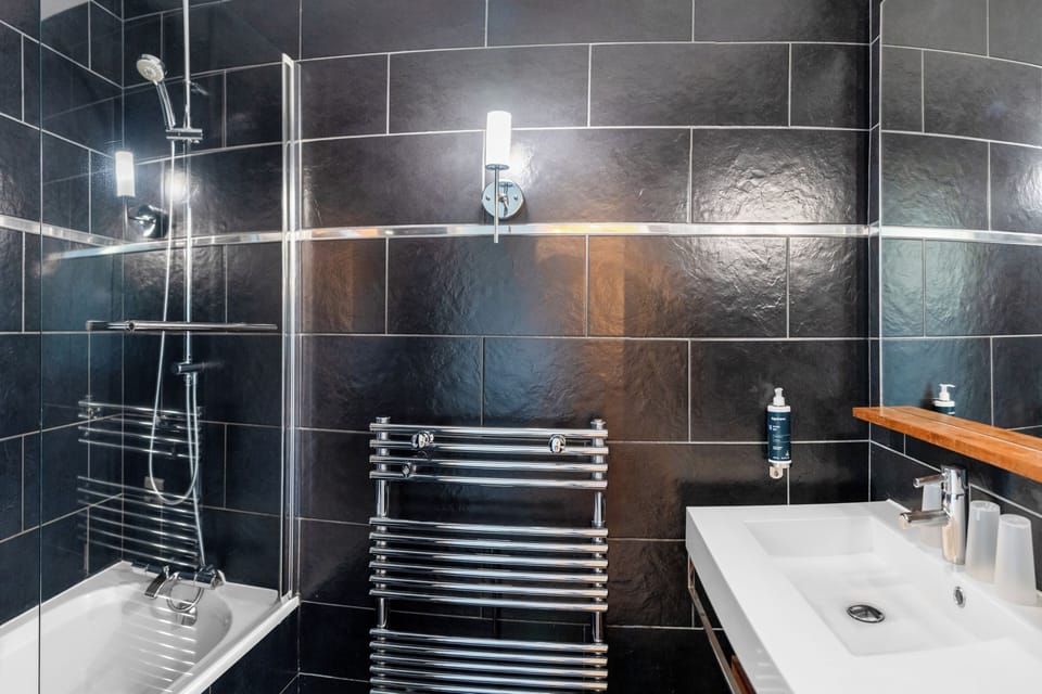 Quadruple Room | Bathroom | Free toiletries, hair dryer, towels, soap