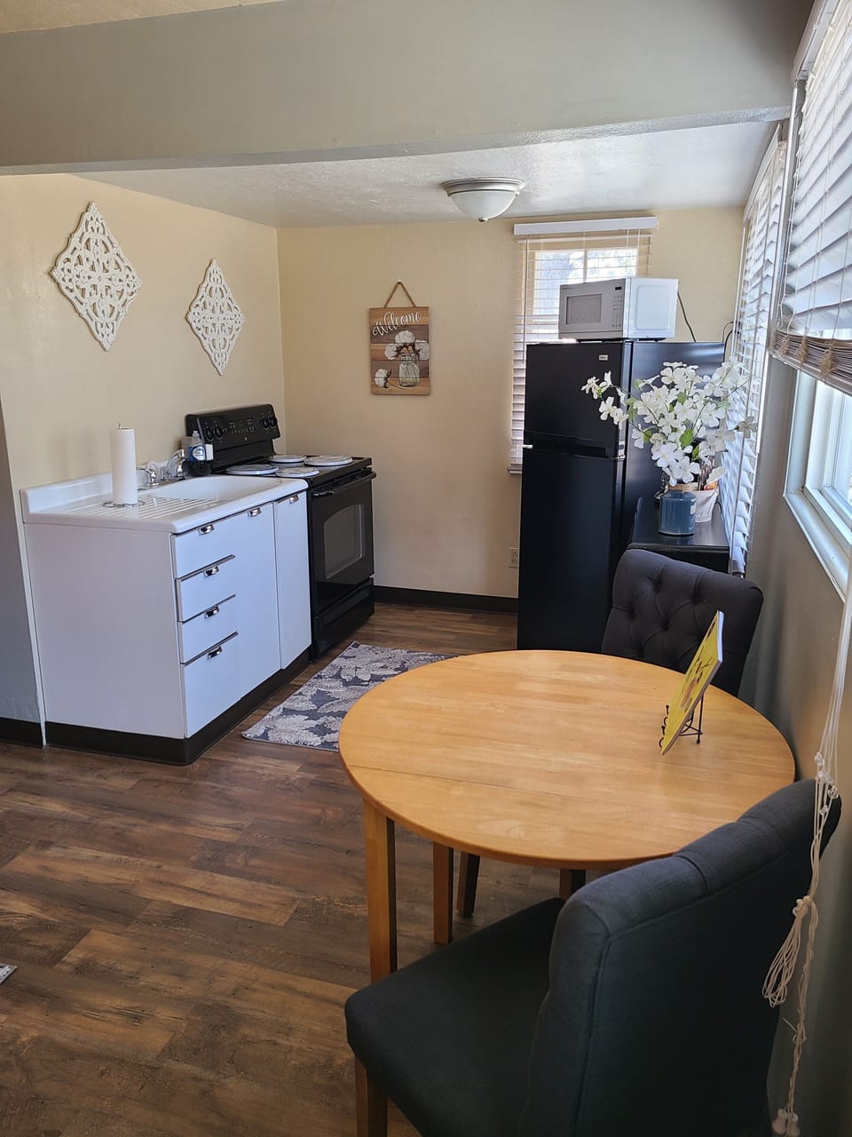 Studio Suite, 1 Bedroom, Non Smoking, Kitchenette | Private kitchen | Full-size fridge, microwave, coffee/tea maker, cookware/dishes/utensils