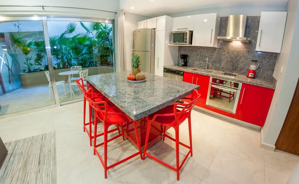 Deluxe Condo, 1 Bedroom, City View, Courtyard Area | In-room dining