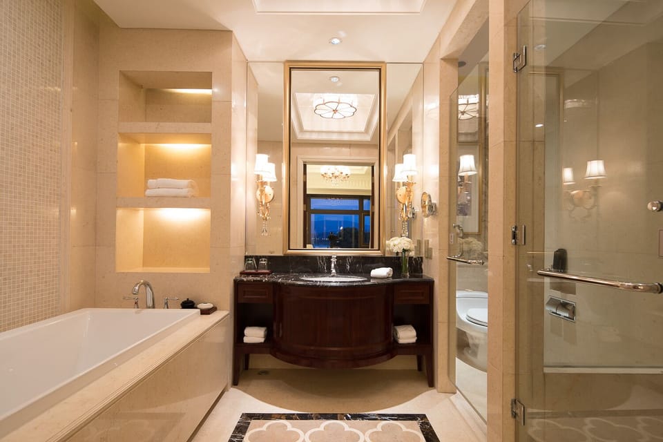 Deluxe  Garden View Suite | Bathroom | Shower, free toiletries, hair dryer, slippers