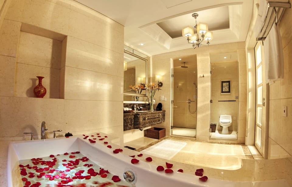 Executive Garden View Suite | Bathroom | Shower, free toiletries, hair dryer, slippers