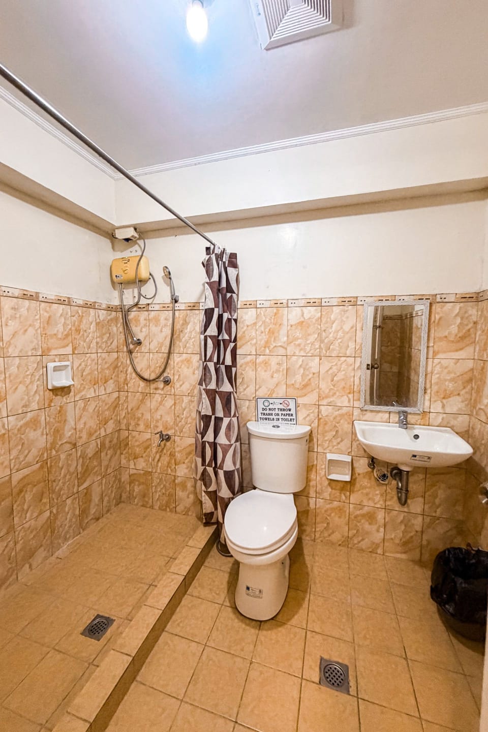 Family Room | Bathroom | Shower, free toiletries, towels, soap