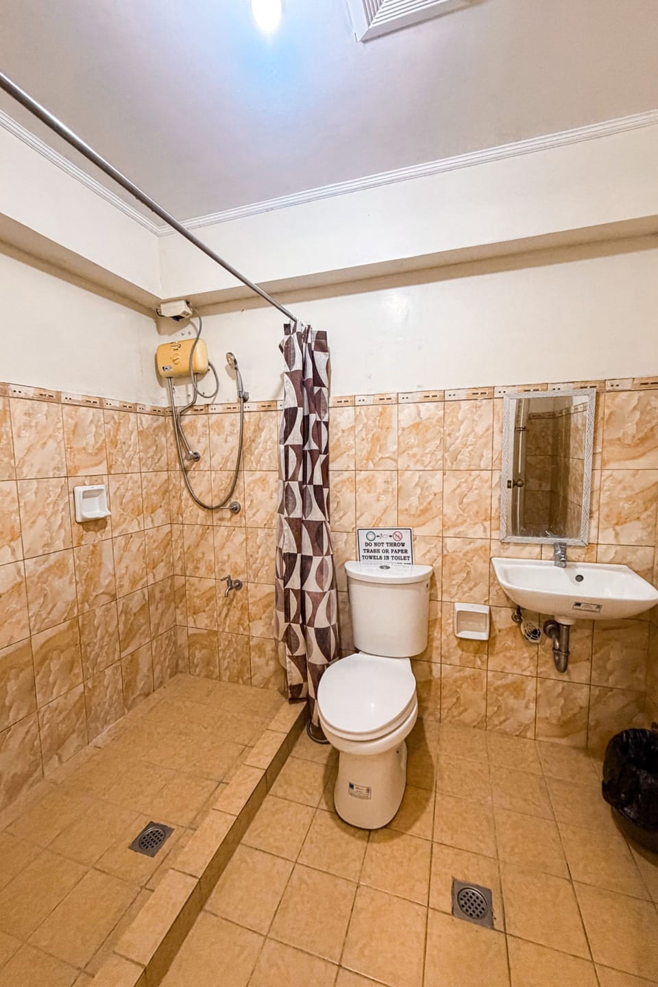Family Room | Bathroom | Shower, free toiletries, towels, soap