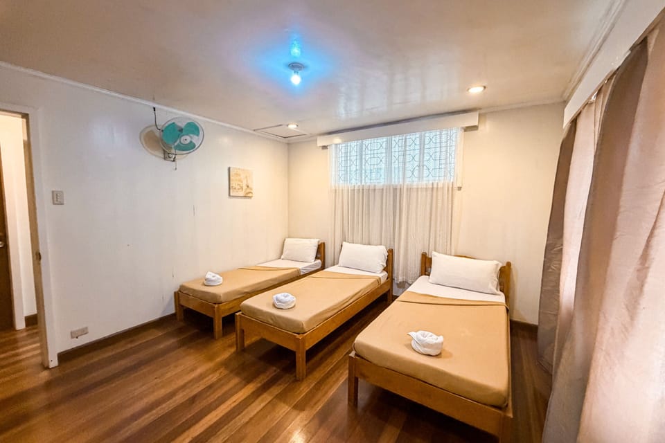 Triple Room | Desk