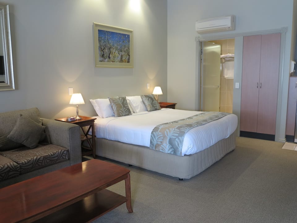 Superior Studio, 1 King Bed | Egyptian cotton sheets, premium bedding, pillowtop beds, desk