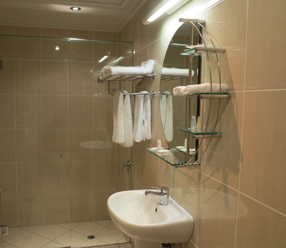 Superior Studio, 1 King Bed | Bathroom | Free toiletries, hair dryer, towels, toilet paper