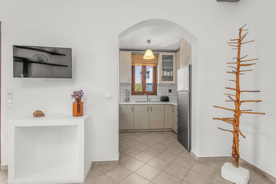 Deluxe Townhome | Private kitchen | Full-size fridge, oven, stovetop, dishwasher