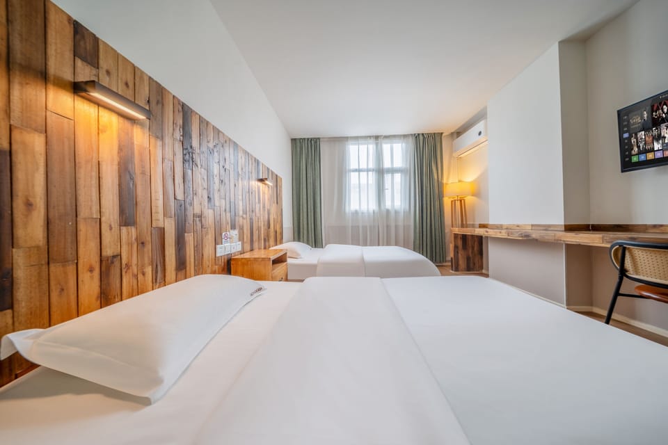 Standard Twin Room, 1 Bedroom | In-room safe, desk, soundproofing, WiFi (free)
