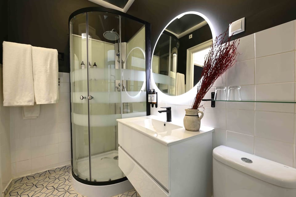 Superior Studio Suite | Bathroom | Shower, rainfall showerhead, free toiletries, hair dryer
