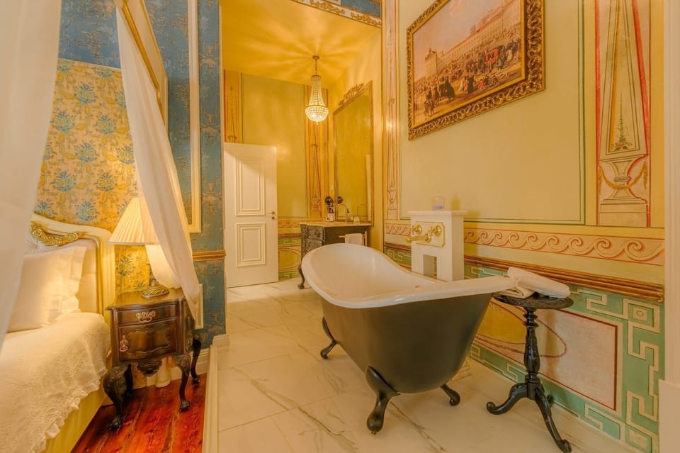 Ouro 05 | Bathroom | Free toiletries, hair dryer, bathrobes, slippers