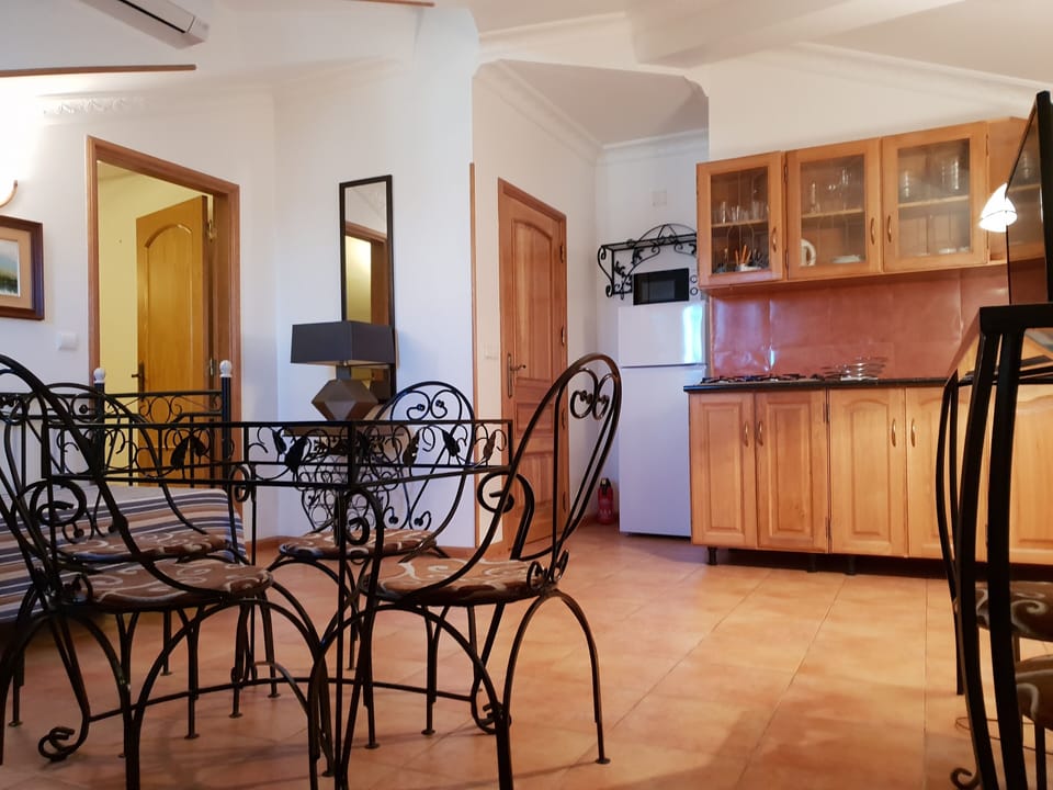 Flat-screen TV, fireplace, heated floors