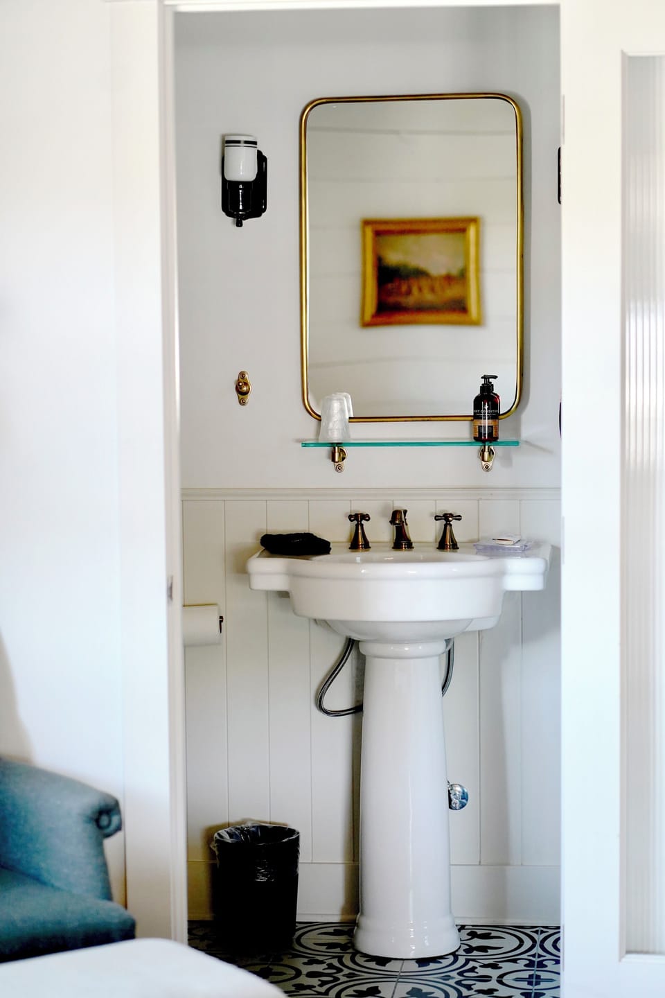 Shower, free toiletries, towels