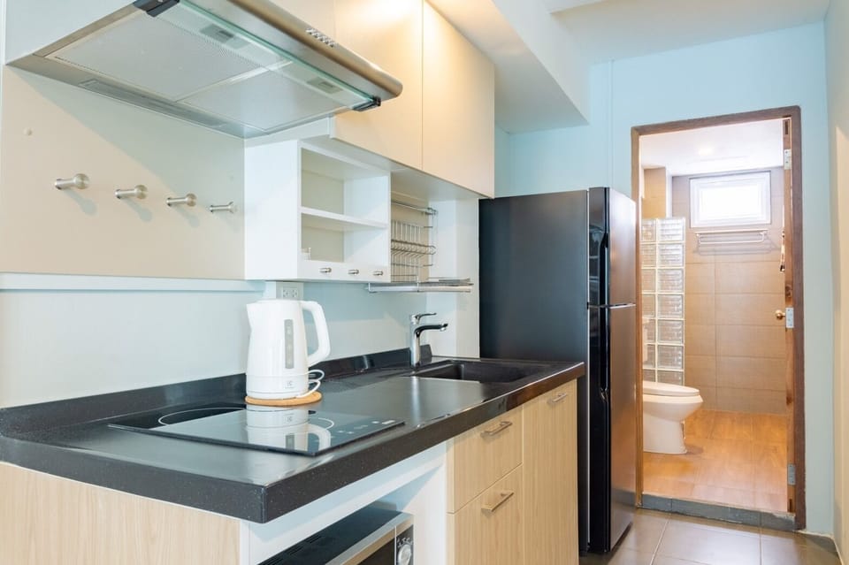 Deluxe Suite | Private kitchen | Fridge, microwave, coffee/tea maker, electric kettle