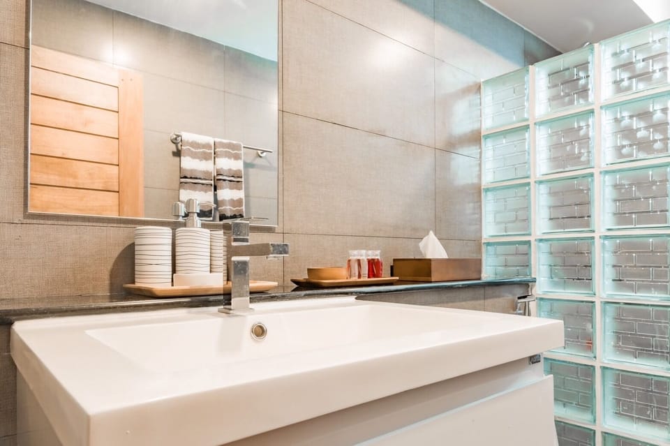 Shower, free toiletries, hair dryer, towels