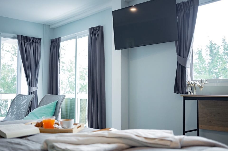 Deluxe Suite | 1 bedroom, premium bedding, minibar, in-room safe