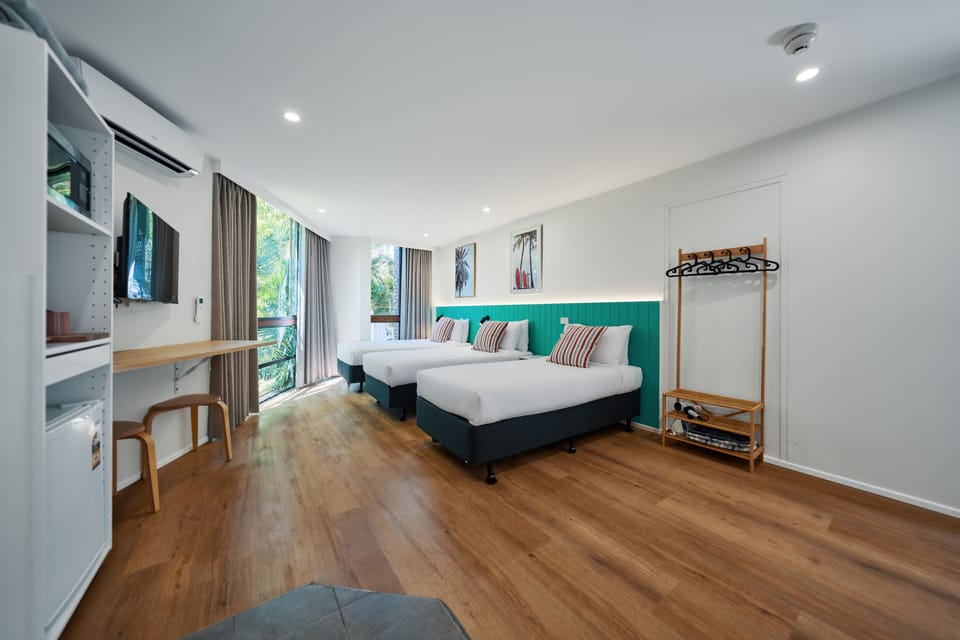 Triple room | Blackout drapes, iron/ironing board, free WiFi, bed sheets