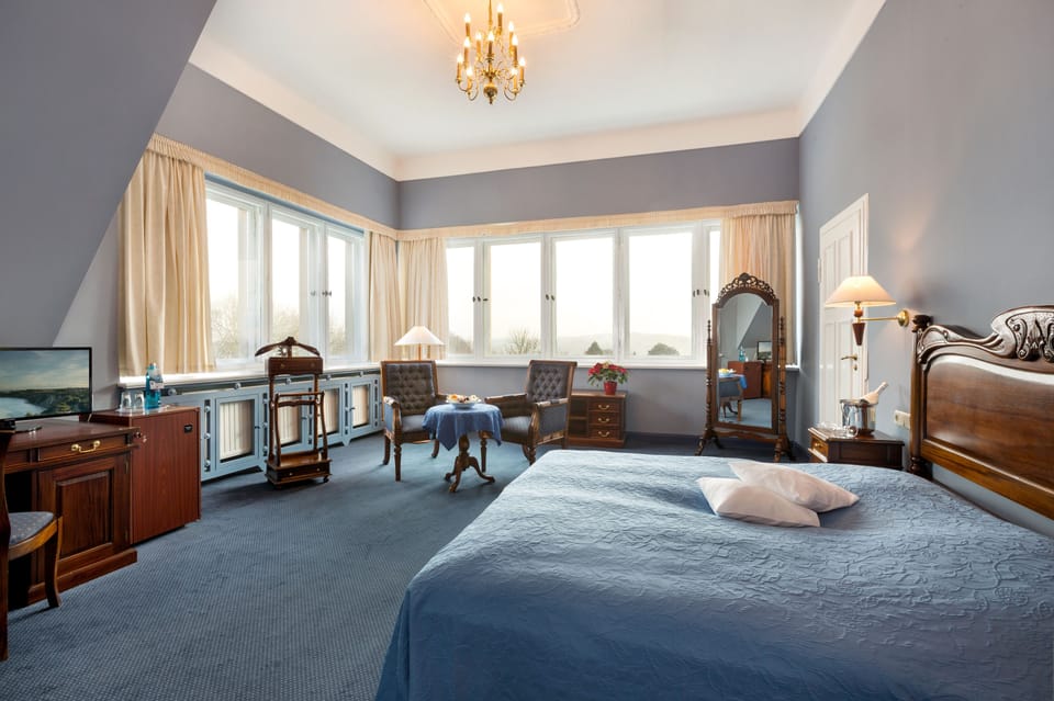 Double Room Lake View main building | Hypo-allergenic bedding, minibar, in-room safe, individually furnished