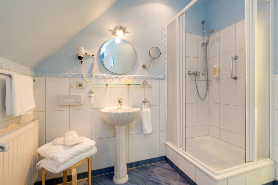 Maisonette | Bathroom | Free toiletries, hair dryer, bathrobes, towels