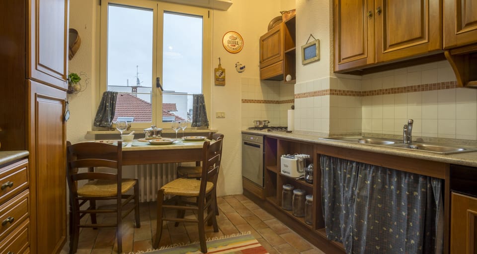 Full-size fridge, microwave, oven, stovetop
