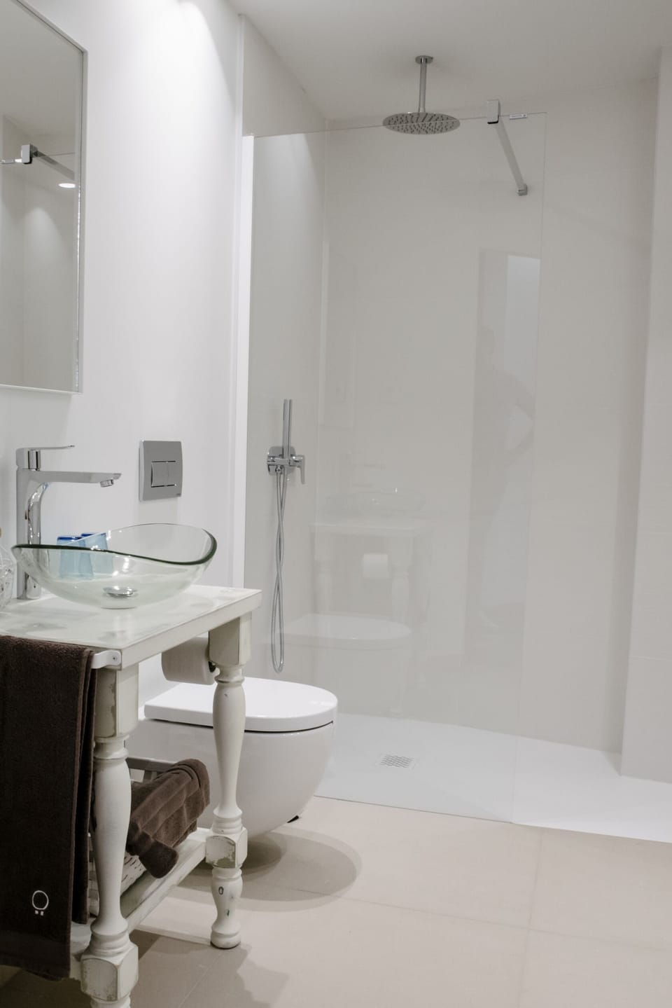 Shower, rainfall showerhead, free toiletries, hair dryer