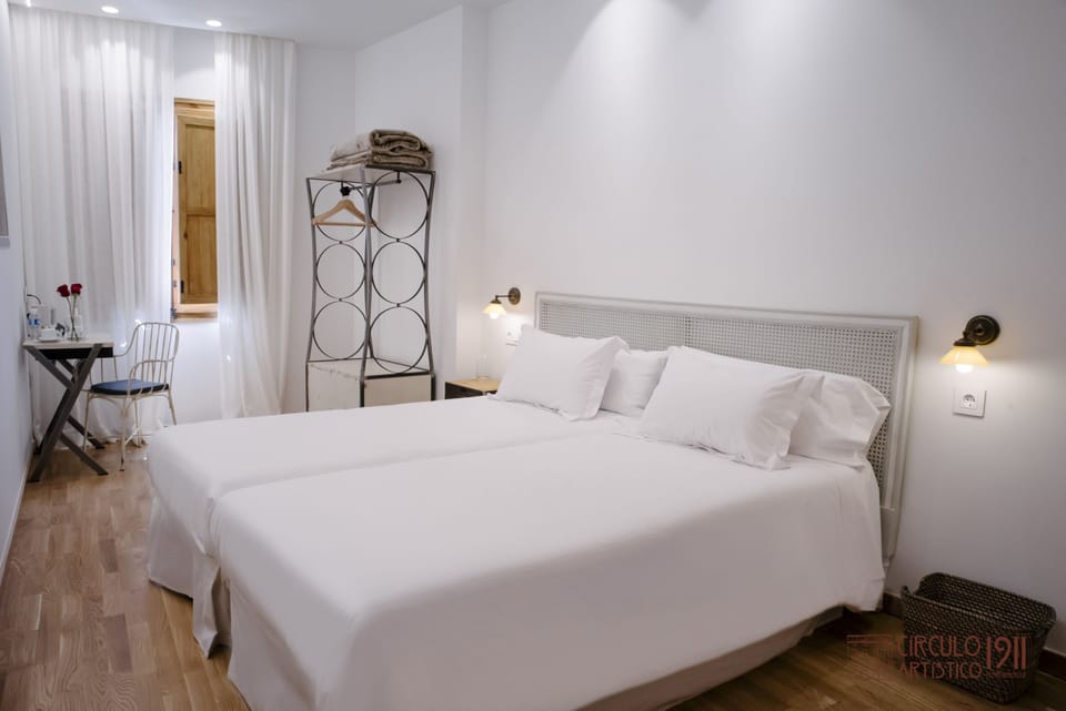 Traditional Room, Non Smoking | Frette Italian sheets, premium bedding, down comforters, minibar