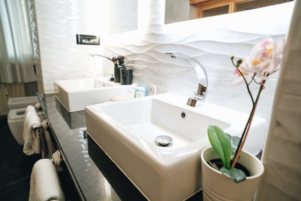 Quadrupla con sauna | Bathroom | Combined shower/tub, rainfall showerhead, free toiletries, hair dryer