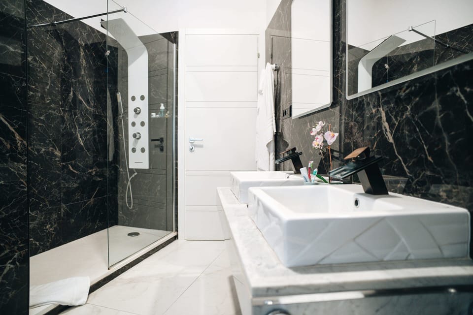 Doppia Matrimoniale con Idromassaggio | Bathroom | Combined shower/tub, rainfall showerhead, free toiletries, hair dryer