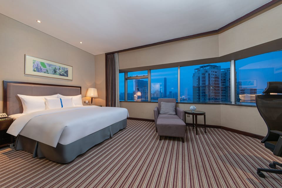 Executive Queen Room with Lake View | Minibar, in-room safe, desk, blackout drapes
