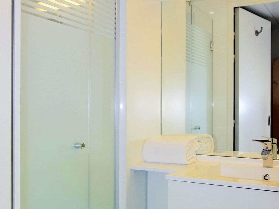 Triple Room, Multiple Beds | Desk, blackout drapes, free WiFi, bed sheets