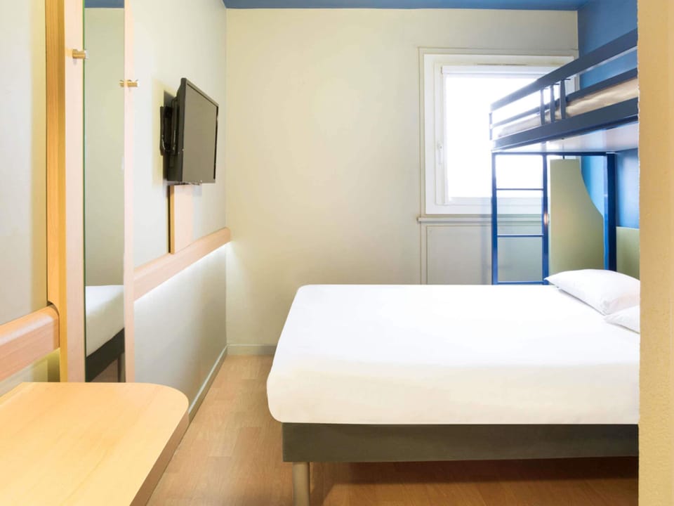Desk, blackout drapes, free WiFi, bed sheets