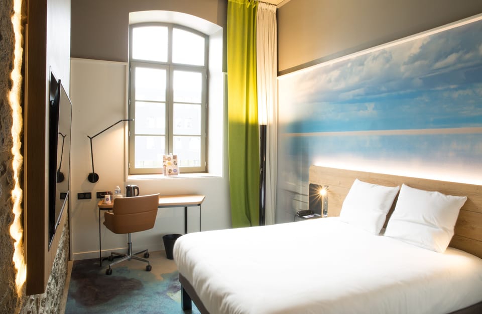 Classic Double Room, 1 Double Bed | In-room safe, desk, soundproofing, iron/ironing board