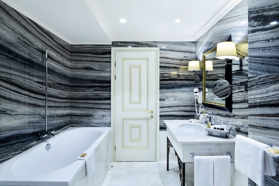 Suite, Ambassadori | Minibar, in-room safe, desk, free WiFi