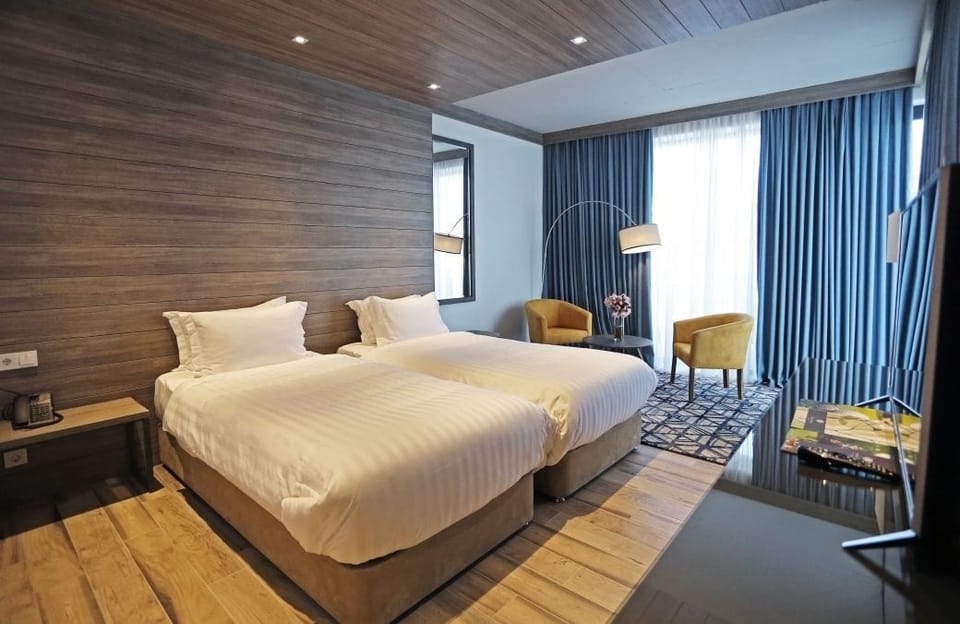 Premier Twin Room | Minibar, in-room safe, desk, blackout drapes