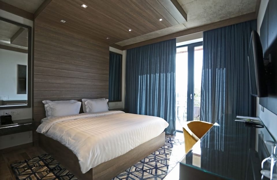 Premier King Room | Minibar, in-room safe, desk, blackout drapes