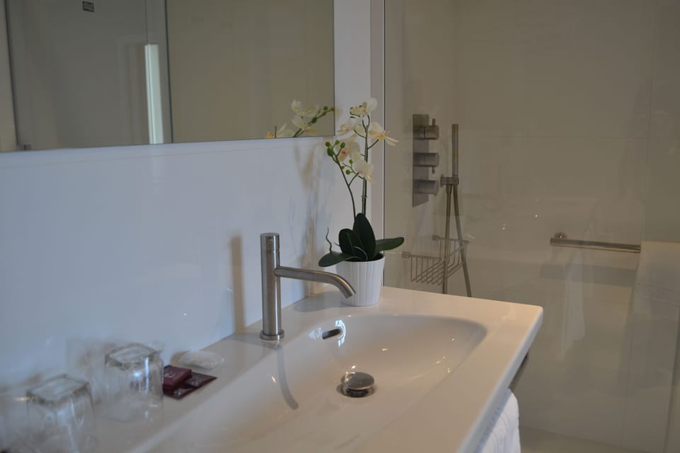 Double Room Single Use | Bathroom | Free toiletries, hair dryer, towels