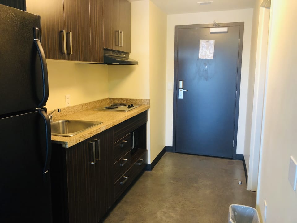 Studio, 1 Double Bed | Private kitchenette | Full-size fridge, microwave