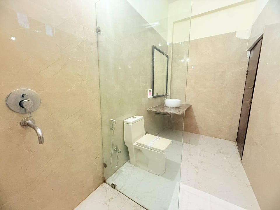 Deluxe Room, 1 Double Bed, Garden View | Bathroom | Free toiletries, bathrobes, slippers, towels
